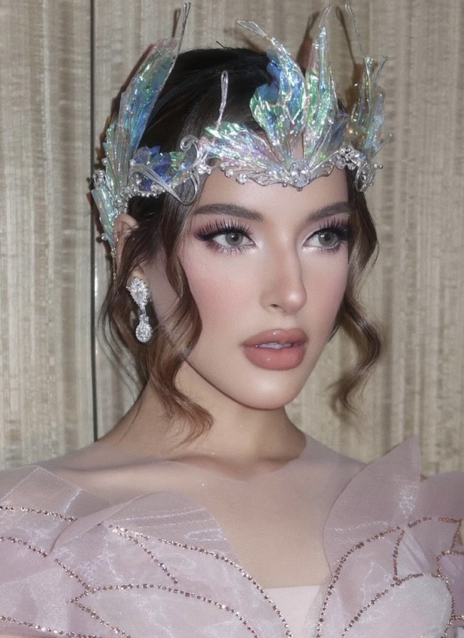 Meski tengah menghadapi masalah rumah tangga, Tasya tetap menunjukkan profesionalismenya. Ia tampil percaya diri dengan riasan flawless yang dikerjakan sendiri, menggunakan sentuhan eyeshadow bernuansa ungu senada dengan gaunnya. Foto: dok. Instagram @tasyafarasya