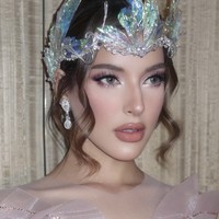 Meski tengah menghadapi masalah rumah tangga, Tasya tetap menunjukkan profesionalismenya. Ia tampil percaya diri dengan riasan flawless yang dikerjakan sendiri, menggunakan sentuhan eyeshadow bernuansa ungu senada dengan gaunnya. Foto: dok. Instagram @tasyafarasya