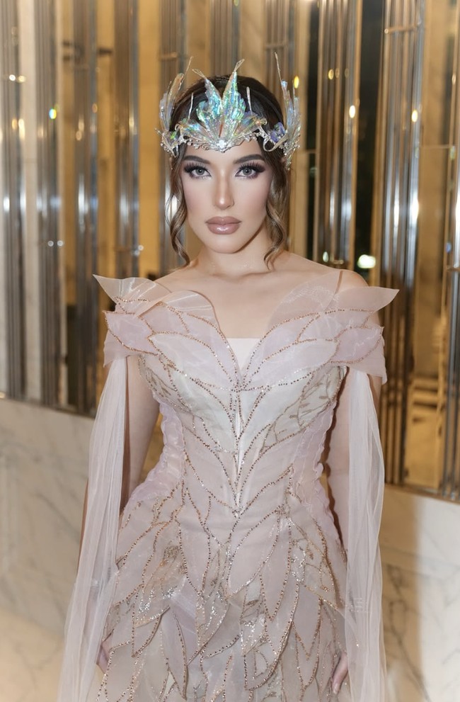 Aura peri semakin lengkap dengan mahkota karya desainer aksesori ternama, Rinaldy Yunardi. Foto: dok. Instagram @tasyafarasya