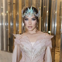 Aura peri semakin lengkap dengan mahkota karya desainer aksesori ternama, Rinaldy Yunardi. Foto: dok. Instagram @tasyafarasya