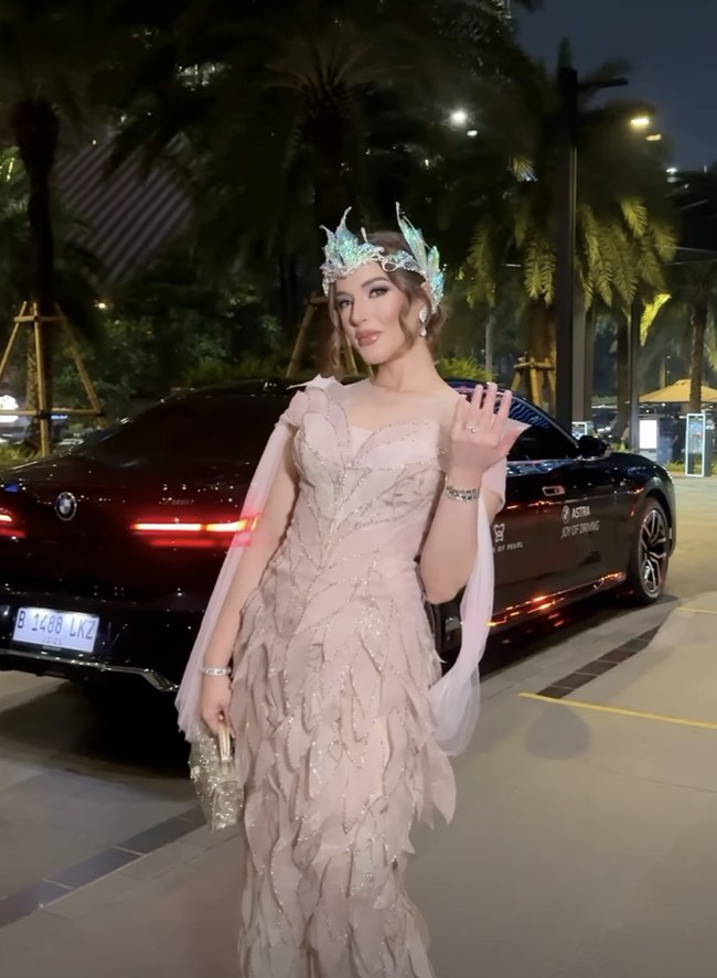 Kemewahan kian terasa lewat aksesori yang ia kenakan. Tasya melengkapi penampilannya dengan tas Bvlgari senilai Rp 150 jutaan, sepatu Christian Louboutin Rp 35 juta, serta gelang Van Cleef & Arpels bernilai sekitar Rp 500 jutaan. Foto: dok. Instagram @tasyafarasya