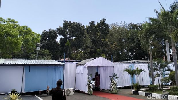Tenda tempat Jaksa Agung ST Burhanuddin memberi pengarahan tertutup kepada jaksa di Kejari Manggarai Barat, di Labuan Bajo, Kamis (25/9/2025).