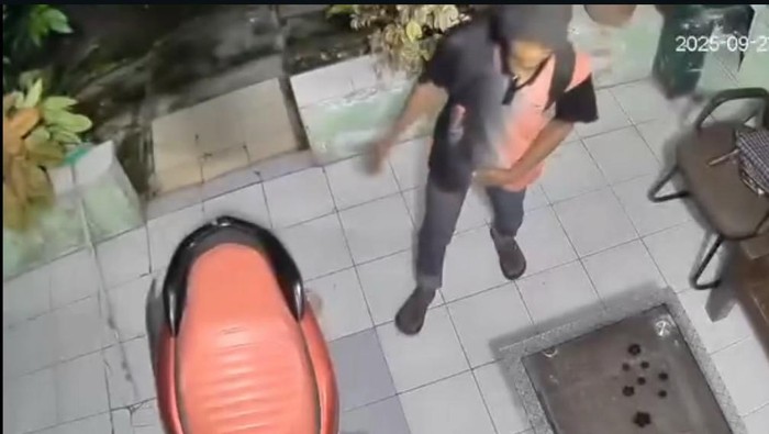 Terduga pelaku terekam CCTV saat hendak mencuri motor. (Tangkapan Layar Media Sosial)