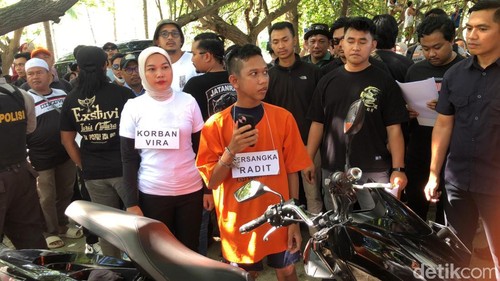 Tersangka Radiet Adiansyah menjalani rekonstruksi pembunuhan di Pantai Nipah, Desa Malaka, Kecamatan Pemenang, Lombok Barat, Kamis (25/9/2025).