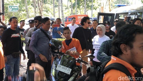 Tersangka Radiet Adiansyah menjalani rekonstruksi pembunuhan di Pantai Nipah, Desa Malaka, Kecamatan Pemenang, Lombok Utara, Kamis (25/9/2025). (M. Zahiruddin/detikBali)