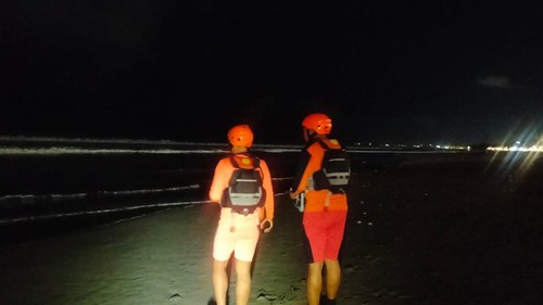 Tim SAR Denpasar menyisir bibir pantai Legian saat mencari Harris, Rabu (24/9/2025)