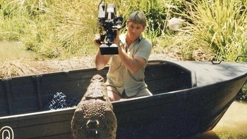 Pada 4 September 2006, Steve Irwin, ahli konservasi satwa liar terkenal, tewas diserang ikan pari saat syuting Oceans Deadliest di Great Barrier Reef. Saat snorkeling, ikan pari menyerangnya berulang kali, menusuk jantung dan paru-parunya. Meski kru berupaya menyelamatkan dengan CPR, Steve meninggal di usia 44 tahun. Warisannya diteruskan oleh istri dan anak-anaknya melalui Kebun Binatang Australia dan Steve Irwin Gala. Foto: Boredpanda