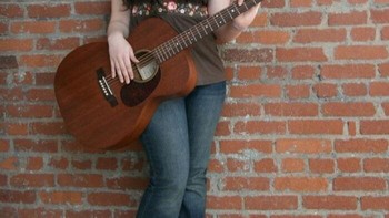 Penyanyi country folk Kanada, Taylor Mitchell, merilis album debutnya, For Your Consideration, sebelum kematian tragisnya. Saat mengunjungi Taman Nasional Cape Breton Highlands, Nova Scotia, Taylor, pecinta lingkungan, diserang coyote. Pendaki menemukannya terluka parah setelah mendengar jeritannya. Meski dilarikan ke rumah sakit, Taylor meninggal di usia 19 tahun. Ibunya mendirikan Taylor Mitchell Legacy Trust untuk mendukung musik, kreativitas, dan pelestarian lingkungan. Foto: Boredpanda