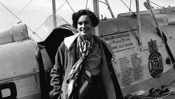 Pada November 1935, Jean Batten, penerbang terhebat Selandia Baru, menjadi wanita pertama yang terbang solo melintasi Atlantik Selatan. Tahun berikutnya, ia mencatatkan sejarah dengan penerbangan solo dari Inggris ke Selandia Baru. Namun, tragisnya, Jean meninggal pada 1982 akibat abses paru setelah menolak perawatan gigitan anjing. Kematiannya di Mallorca terungkap pada 1987 melalui penelitian untuk dokumenter televisi. Foto: Boredpanda