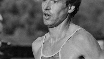 Jacques, atlet lintasan dan lapangan Prancis, tampil di empat Olimpiade Musim Panas (1960-an–1980-an). Ia meraih kemenangan di Paris Marathon dua kali dan juara 1.500 m Kejuaraan Atletik Dalam Ruangan Eropa 1972. Tragisnya, pada 2001, Jacques tewas di usia 52 tahun saat safari di Kenya, diserang gajah saat memfilmkan. Putrinya, Ophélie Claude-Boxberger, pelari jarak menengah, menjadi juara Prancis dalam 1.500 m dan 3.000 m halang rintang. Foto: Boredpanda