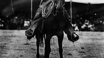 Koboi Bill Pickett, pendiri Pickett Brothers Bronco Busters, terkenal dengan teknik uniknya: mencengkeram tanduk sapi, memutar kepalanya, lalu menggigit hidungnya, menurut National Cowboy Museum. Debut rodeonya pada 1888, ia menjadi bintang film koboi Afrika-Amerika pertama di film seperti Crimson Skull (1920-an). Tragisnya, pada 1932, Bill tewas terjerat tali saat menangani kuda. Pada 1972, ia dilantik ke Cowboy Hall of Fame. Foto: Boredpanda