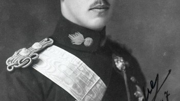 Alexander, Raja Yunani (1917-1920), memicu skandal dengan menikahi Aspasia Manos, rakyat jelata, pada 1919, hingga harus meninggalkan negeri. Setelah kembali, ia digigit kera Barbary domestik saat memisahkan kera lain dari anjing gembala Jerman. Luka di kaki dan tubuhnya tidak dikauterisasi, menyebabkan sepsis. Alexander meninggal dunia 20 hari kemudian pada usia 27 tahun. Ia digantikan ayahnya, Konstantinus I. Foto: Boredpanda