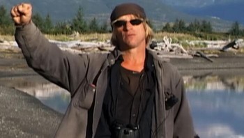 Timothy Treadwell, pendiri Grizzly People, dan pacarnya, Amie Huguenard, tewas diserang beruang grizzly pada 2003 di Taman Nasional Katmai, Alaska. Perkemahan Timothy, yang disebut berbahaya oleh ahli biologi Larry Van Daele, terletak di jalur beruang. Meski sadar risikonya, Timothy yakin beruang tak akan menyakitinya. Pria 46 tahun itu menghabiskan 13 musim panas bersama beruang, memberi nama seperti Thumper. Kisahnya diabadikan dalam dokumenter Grizzly Man karya Werner Herzog. Foto: Boredpanda