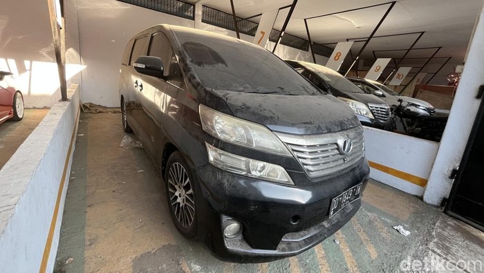 Mobil dinas bekas Pemprov Sulsel Toyota Vellfire saat terparkir di gudang kendaraan, Kompleks Kantor Gubernur Sulsel, Kamis (25/9/2025).