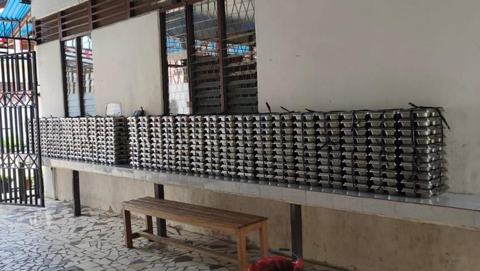 Tumpukan ompreng MBG di salah satu sekolah di Ketapang, Kalbar.