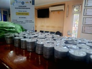 Haru di Kampus Unma, Mahasiswa Bawa Uang Receh Demi Bisa Wisuda