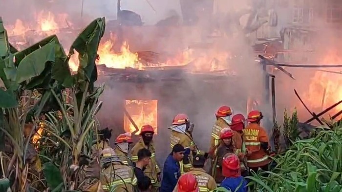 Upaya pemadaman api terhadap rumah yang terbakar di 11 Ulu Palembang