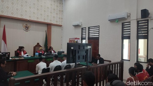 Para terdakwa kasus kekerasan seksual terhadap anak menjalani vonis di Pengadilan Negeri (PN) Denpasar, Kamis (25/9/2025).