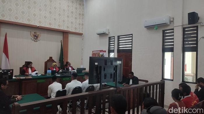 Para terdakwa kasus kekerasan seksual terhadap anak menjalani vonis di Pengadilan Negeri (PN) Denpasar, Kamis (25/9/2025).
