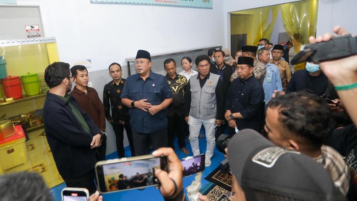 Wakil Ketua DPR Cucun Ahmad meninjau dapur MBG di Bandung Barat setelah 1.333 siswa keracunan. (dok.istimewa)