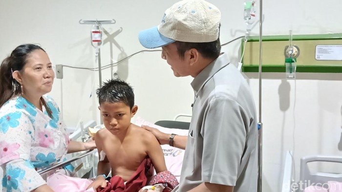 Wali Kota Palembang Ratu Dewa menjenguk salah satu siswa SDN 178 yang diduga keracunan MBG di RS Pusri