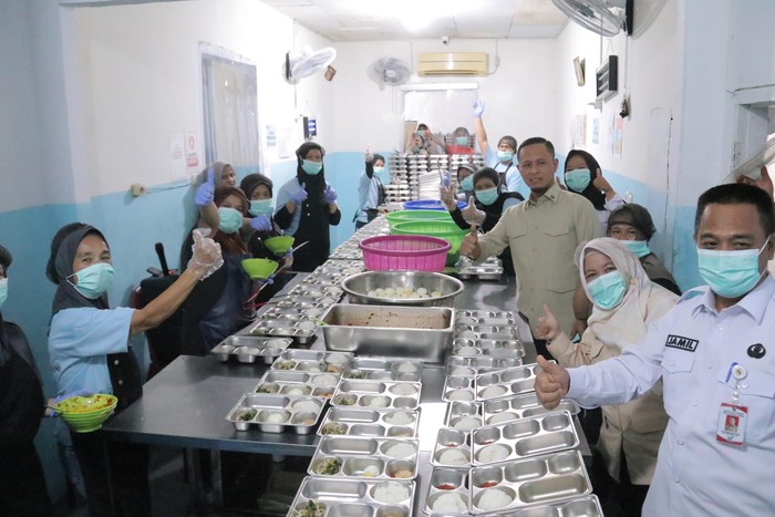 Wali Kota Pekanbaru Agung Nugroho melakukan peninjauan dapur umum Satuan Pelayanan Pemenuhan Gizi (SPPG) untuk progam Makan Bergizi Gratis (MBG) di Kecamatan Marpoyan Damai, Pekanbaru, Kamis (25/9/2025).