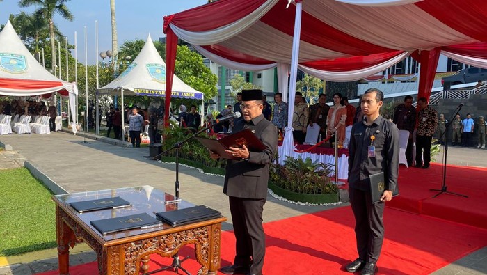 Walkot Jambi Maulana saat melantik PPPK.