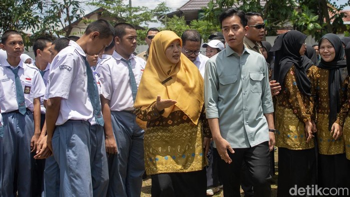 Wakil Presiden Gibran Rakabuming Raka (kiri) didampingi Staf Khusus Wakil Presiden Tina Talisa (kanan) dan Gubernur Sumatera Selatan Herman Deru (kedua kanan) meninjau asrama Sekolah Rakyat Menengah Atas (SRMA) 7 Palembang, Sumatera Selatan, Kamis (25/9/2025). Dalam kunjungan tersebut Wakil Presiden meninjau sarana dan prasarana dan proses pembelajaran di Sekolar Rakyat tersebut. ANTARA FOTO/Nova Wahyudi/agr