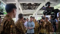 Dalam kunjungan tersebut Wakil Presiden meninjau sarana dan prasarana dan proses pembelajaran di Sekolar Rakyat tersebut. Foto: ANTARA FOTO/NOVA WAHYUDI