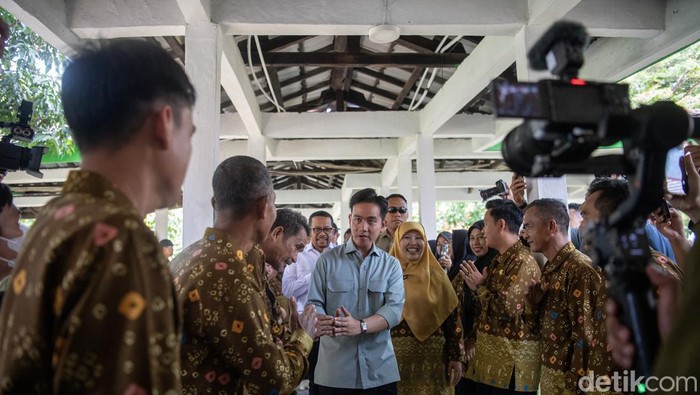 Wakil Presiden Gibran Rakabuming Raka (kiri) didampingi Staf Khusus Wakil Presiden Tina Talisa (kanan) dan Gubernur Sumatera Selatan Herman Deru (kedua kanan) meninjau asrama Sekolah Rakyat Menengah Atas (SRMA) 7 Palembang, Sumatera Selatan, Kamis (25/9/2025). Dalam kunjungan tersebut Wakil Presiden meninjau sarana dan prasarana dan proses pembelajaran di Sekolar Rakyat tersebut. ANTARA FOTO/Nova Wahyudi/agr