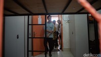 Wakil Presiden Gibran Rakabuming Raka meninjau asrama Sekolah Rakyat Menengah Atas (SRMA) 7 Palembang, Sumatera Selatan. Foto: ANTARA FOTO/NOVA WAHYUDI
