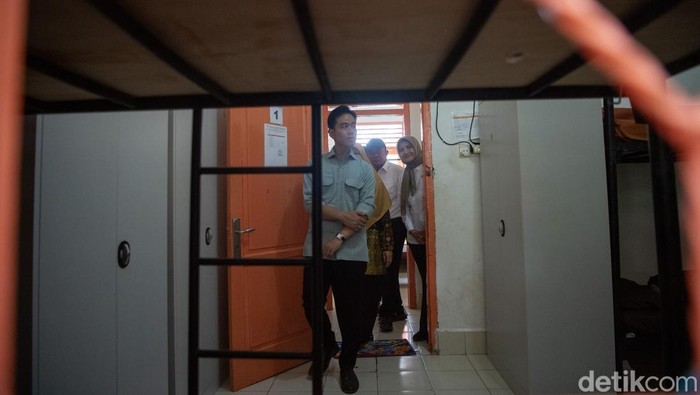 Wakil Presiden Gibran Rakabuming Raka (kiri) didampingi Staf Khusus Wakil Presiden Tina Talisa (kanan) dan Gubernur Sumatera Selatan Herman Deru (kedua kanan) meninjau asrama Sekolah Rakyat Menengah Atas (SRMA) 7 Palembang, Sumatera Selatan, Kamis (25/9/2025). Dalam kunjungan tersebut Wakil Presiden meninjau sarana dan prasarana dan proses pembelajaran di Sekolar Rakyat tersebut. ANTARA FOTO/Nova Wahyudi/agr