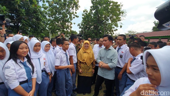 Wapres RI Gibran Rakabuming Raka saat berkunjung ke sekolah rakyat di Palembang.