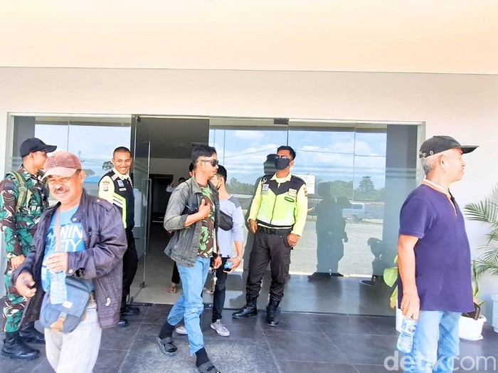 Warga saat menggeruduk kantor PT Phoenix Resources Indonesia (PT PRI), Rabu (24/9).
