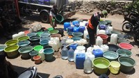 Badan Penanggulangan Bencana Daerah (BPBD) Situbondo mencatat, hingga kini ada empat kecamatan terdampak kekeringan, yakni Suboh, Banyuputih, Arjasa, dan Jatibanteng. Distribusi air bersih terus dilakukan, namun kebutuhan masyarakat yang tinggi membuat bantuan tersebut belum mampu mencukupi. ANTARA FOTO/Seno