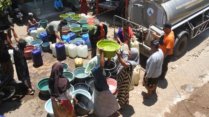 Warga mengambil air di sumber mata air di Desa Gunung Putri, Suboh, Situbondo, Jawa Timur, Kamis (25/9/2025). Sebagian warga tetap mengambil air di sumber mata air meski BPBD Situbondo sudah mendistribusikan air bersih ke wilayah terdampak kekeringan dan kekurangan air di empat kecamatan. ANTARA FOTO/Seno