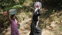 Sejumlah warga mengaku harus menempuh jarak jauh hanya untuk mendapatkan beberapa jeriken air. Kondisi ini semakin memprihatinkan karena air tidak hanya dibutuhkan untuk kebutuhan rumah tangga, tetapi juga untuk ternak dan aktivitas sehari-hari lainnya. ANTARA FOTO/Seno