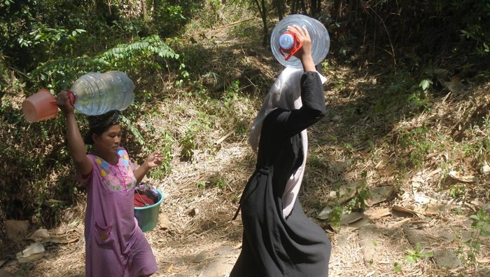 Warga mengambil air di sumber mata air di Desa Gunung Putri, Suboh, Situbondo, Jawa Timur, Kamis (25/9/2025). Sebagian warga tetap mengambil air di sumber mata air meski BPBD Situbondo sudah mendistribusikan air bersih ke wilayah terdampak kekeringan dan kekurangan air di empat kecamatan. ANTARA FOTO/Seno