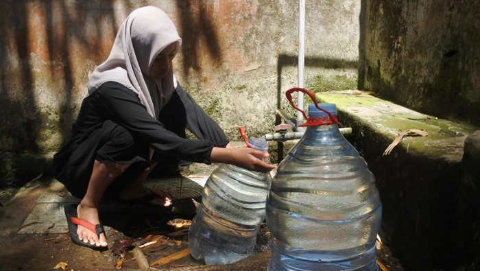 Warga mengambil air di sumber mata air di Desa Gunung Putri, Suboh, Situbondo, Jawa Timur, Kamis (25/9/2025). Sebagian warga tetap mengambil air di sumber mata air meski BPBD Situbondo sudah mendistribusikan air bersih ke wilayah terdampak kekeringan dan kekurangan air di empat kecamatan. ANTARA FOTO/Seno