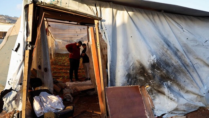 Suasana duka kembali menyelimuti warga di Tammun, dekat Tubas, Tepi Barat yang diduduki Israel. Pada Kamis (25/9/2025), serangan Israel mengguncang kawasan tersebut dan menyisakan pemandangan memilukan. REUTERS/Raneen Sawafta