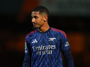 Saliba Kok Nggak Ada di Foto Skuad Arsenal?
