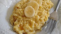 Di Brasil, telur diolah dengan cara unik yaitu ditumis bersama mentega, lalu ditambah irisan pisang dan keju mozzarella parut. Taburan kayu manis menambah rasa manis gurih. Foto: Site Culinary/Visual