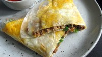 Vietnam punya kreasi telur dengan rice paper yang dipanggang, diberi cabai minyak, lalu ditambah telur, bawang hijau, keju, dan abon babi. Tekstur renyah gurih manisnya unik mirip seperti lekker. Foto: Site Culinary/Visual
