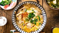 Jepang menghadirkan menu oyakodon, semangkuk nasi dengan topping ayam dan telur dimasak bersama kuah dashi. Perpaduan sederhana ini jadi makanan rumahan favorit sepanjang masa. Foto: Site Culinary/Visual