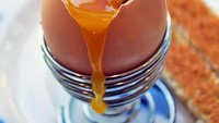 Inggris menawarkan telur rebus atau soft boiled egg dengan kuning setengah matang. Disajikan dengan roti panggang bermentega yang dipotong memanjang untuk dicelupkan ke dalam telur lembut. Foto: Site Culinary/Visual