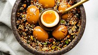 Mayak gyeran, hidangan telur rebus setengah matang ala Korea Selatan yang dimarinasi dalam kecap asin, bawang putih, daun bawang dan wijen. Rasanya bikin ketagihan. Foto: Site Culinary/Visual