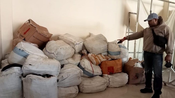 Polisi menggerebek ruko milik Pemprov Maluku di Pasar Mardika, menyita 46 karung sianida.