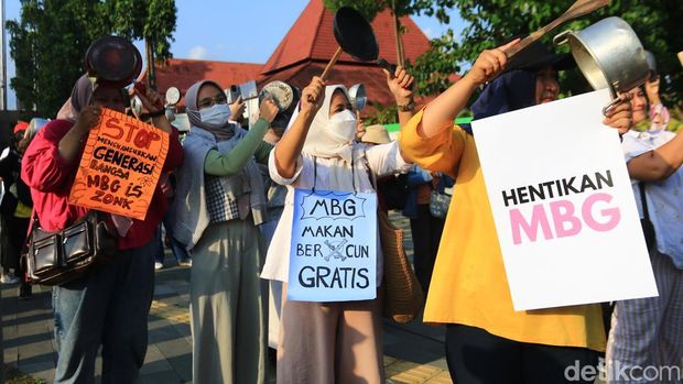 Aksi demonstrasi ibu-ibu di Bundaran UGM, tuntut MBG dihentikan buntut kasus keracunan di berbagai daerah, Jumat (26/9/2025).