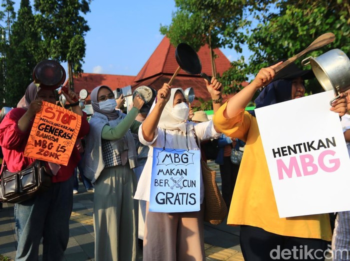 Aksi demonstrasi ibu-ibu di Bundaran UGM, tuntut MBG dihentikan buntut kasus keracunan di berbagai daerah, Jumat (26/9/2025).