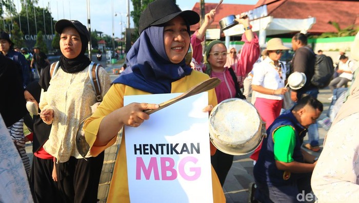 Aksi demonstrasi ibu-ibu di Bundaran UGM, tuntut MBG dihentikan buntut kasus keracunan di berbagai daerah, Jumat (26/9/2025).